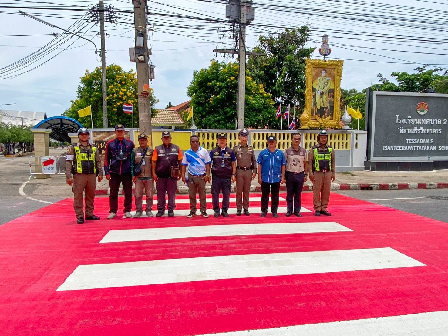 เจ้าหน้าที่งานเทศกิจ เทศบาลนครบุรีรัมย์ ลงพื้นที่ดำเนินการปรับปรุงและทาสีตีเส้นทางม้าลายใหม่ บริเวณถนนหน้าโรงเรียนเทศบาล 2 “อิสาณธีรวิทยาคาร”
