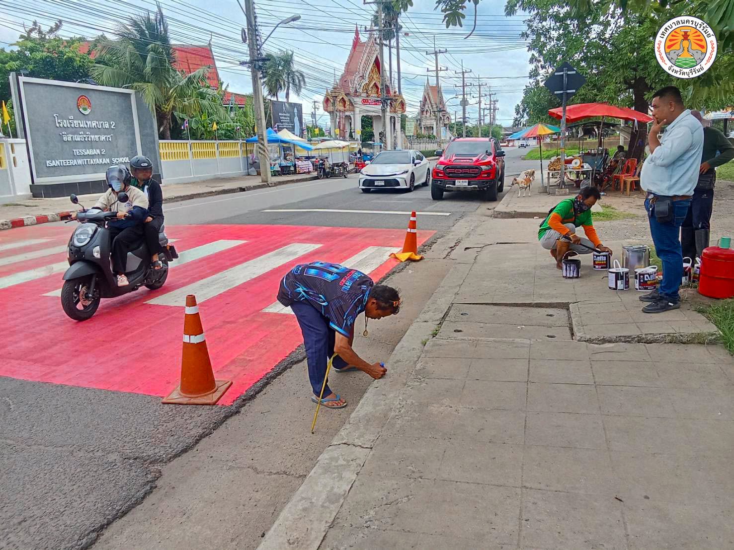 กองช่าง เทศบาลนครบุรีรัมย์ ลงพื้นที่ดำเนินการปรับปรุงและทาสีฟุตบาทเขตห้ามจอด (ขาว-แดง) บริเวณทางม้าลาย บนถนนคูเมือง หน้าโรงเรียนเทศบาล 2 “อิสาณธีรวิทยาคาร”