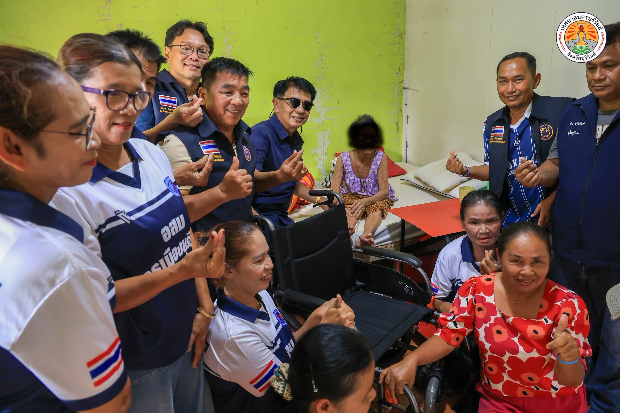 มอบรถเข็นนั่งสำหรับคนพิการ (Wheelchair) ให้แก่ผู้สูงอายุและผู้พิการที่มีความจำเป็นทางการเคลื่อนไหวร่างกาย