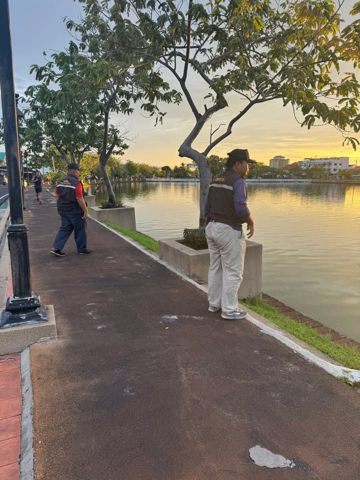 นายกเทศมนตรีนครบุรีรัมย์ มอบงานเทศกิจลงพื้นที่ตรวจความเรียบร้อยรอบคลองละลม เพื่อความปลอดภัยของประชาชน ภาพที่ 11