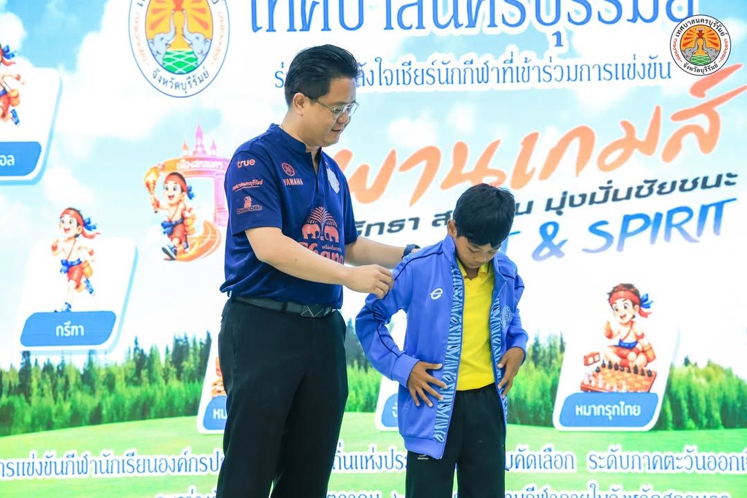 นายกเทศมนตรีนครบุรีรัมย์ มอบชุดกีฬาและเวชภัณฑ์ยาแก่นักกีฬา เพื่อเข้าร่วมการแข่งขันกีฬานักเรียนองค์กรปกครองส่วนท้องถิ่นแห ภาพที่ 4