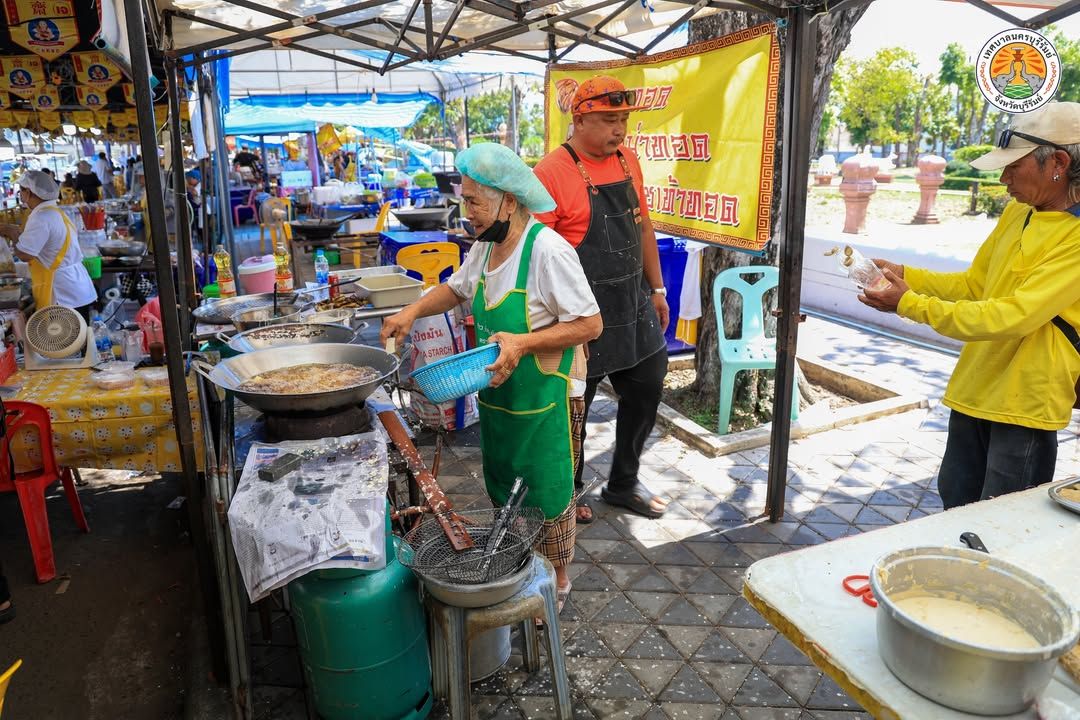 นายกเทศมนตรีนครบุรีรัมย์ นำคณะผู้บริหารและพนักงานเจ้าหน้าที่ ร่วมสืบสานประเพณีมหากุศลในงานเทศกาลกินเจบุรีรัมย์ ณ ถนนพิทั ภาพที่ 18