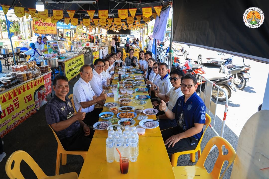 นายกเทศมนตรีนครบุรีรัมย์ นำคณะผู้บริหารและพนักงานเจ้าหน้าที่ ร่วมสืบสานประเพณีมหากุศลในงานเทศกาลกินเจบุรีรัมย์ ณ ถนนพิทั ภาพที่ 4