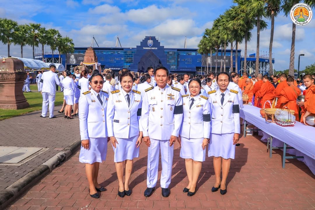 รองนายกเทศมนตรีนครบุรีรัมย์ ร่วมพิธีสวดพระพุทธมนต์และทำบุญตักบาตรถวายพระราชกุศล เนื่องในวันนวมินทรมหาราช ภาพที่ 10