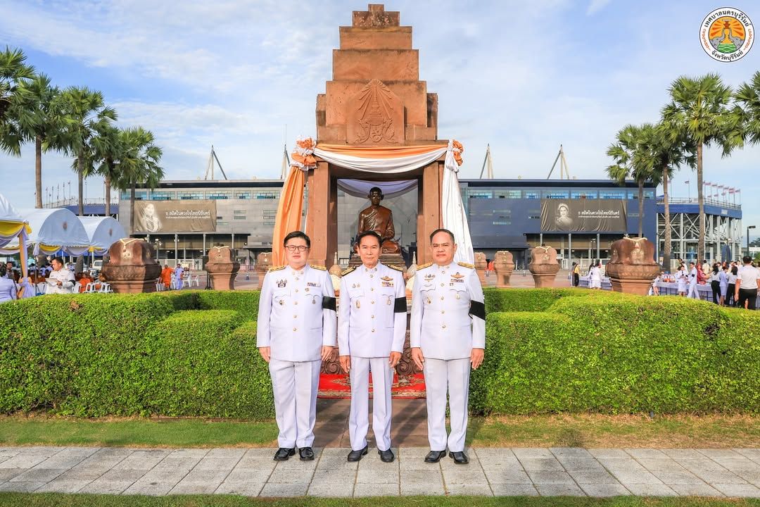 รองนายกเทศมนตรีนครบุรีรัมย์ ร่วมพิธีสวดพระพุทธมนต์และทำบุญตักบาตรถวายพระราชกุศล เนื่องในวันนวมินทรมหาราช ภาพที่ 11