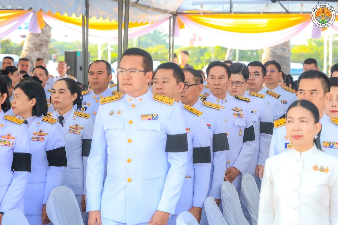 รองนายกเทศมนตรีนครบุรีรัมย์ ร่วมพิธีสวดพระพุทธมนต์และทำบุญตักบาตรถวายพระราชกุศล เนื่องในวันนวมินทรมหาราช ภาพที่ 13