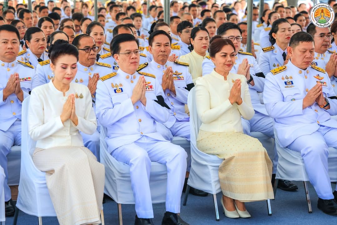 รองนายกเทศมนตรีนครบุรีรัมย์ ร่วมพิธีสวดพระพุทธมนต์และทำบุญตักบาตรถวายพระราชกุศล เนื่องในวันนวมินทรมหาราช ภาพที่ 16
