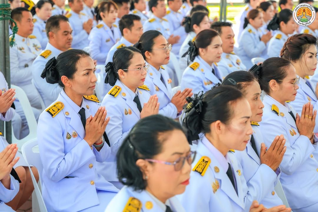 รองนายกเทศมนตรีนครบุรีรัมย์ ร่วมพิธีสวดพระพุทธมนต์และทำบุญตักบาตรถวายพระราชกุศล เนื่องในวันนวมินทรมหาราช ภาพที่ 17