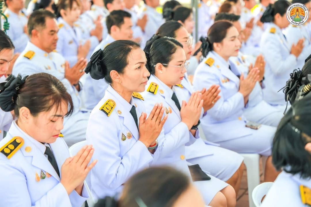 รองนายกเทศมนตรีนครบุรีรัมย์ ร่วมพิธีสวดพระพุทธมนต์และทำบุญตักบาตรถวายพระราชกุศล เนื่องในวันนวมินทรมหาราช ภาพที่ 18