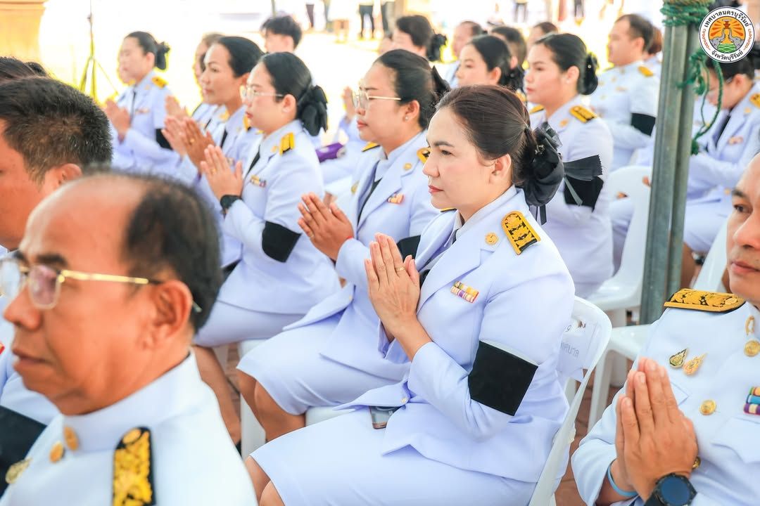รองนายกเทศมนตรีนครบุรีรัมย์ ร่วมพิธีสวดพระพุทธมนต์และทำบุญตักบาตรถวายพระราชกุศล เนื่องในวันนวมินทรมหาราช ภาพที่ 19