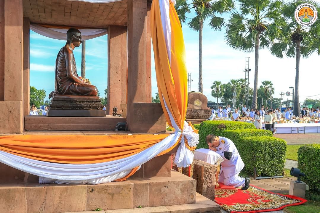 รองนายกเทศมนตรีนครบุรีรัมย์ ร่วมพิธีสวดพระพุทธมนต์และทำบุญตักบาตรถวายพระราชกุศล เนื่องในวันนวมินทรมหาราช ภาพที่ 2