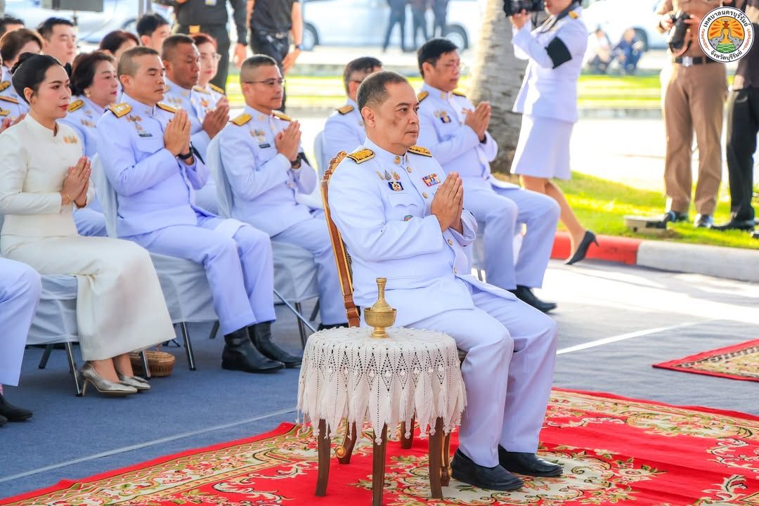 รองนายกเทศมนตรีนครบุรีรัมย์ ร่วมพิธีสวดพระพุทธมนต์และทำบุญตักบาตรถวายพระราชกุศล เนื่องในวันนวมินทรมหาราช ภาพที่ 3