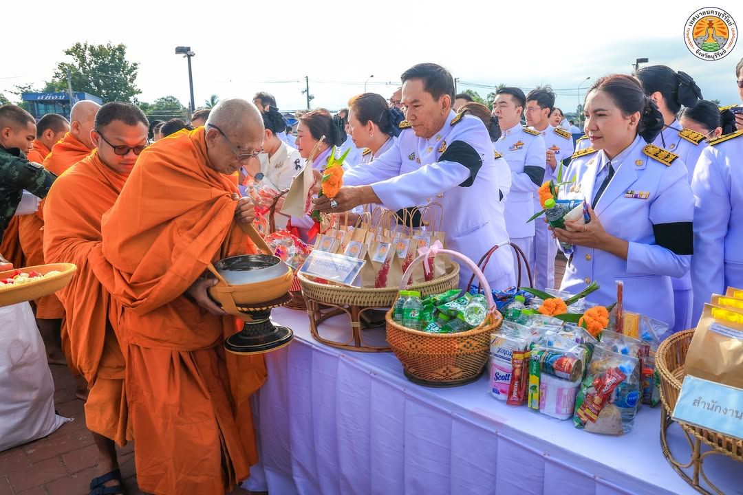 รองนายกเทศมนตรีนครบุรีรัมย์ ร่วมพิธีสวดพระพุทธมนต์และทำบุญตักบาตรถวายพระราชกุศล เนื่องในวันนวมินทรมหาราช ภาพที่ 4