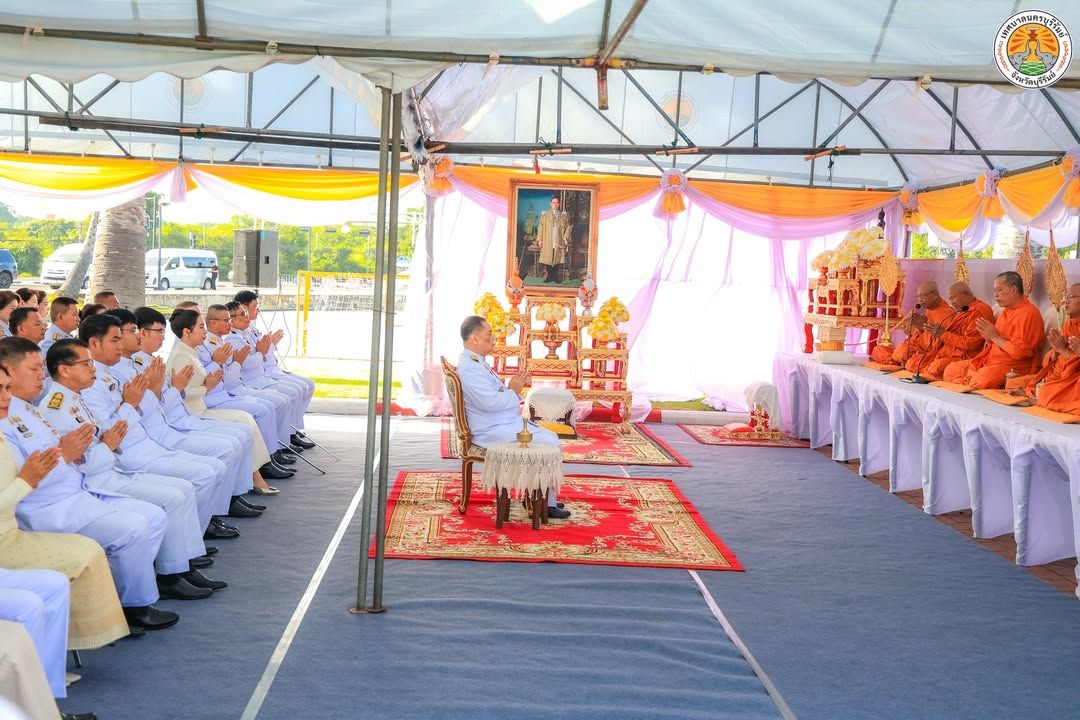 รองนายกเทศมนตรีนครบุรีรัมย์ ร่วมพิธีสวดพระพุทธมนต์และทำบุญตักบาตรถวายพระราชกุศล เนื่องในวันนวมินทรมหาราช ภาพที่ 5