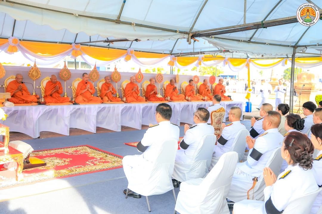 รองนายกเทศมนตรีนครบุรีรัมย์ ร่วมพิธีสวดพระพุทธมนต์และทำบุญตักบาตรถวายพระราชกุศล เนื่องในวันนวมินทรมหาราช ภาพที่ 6