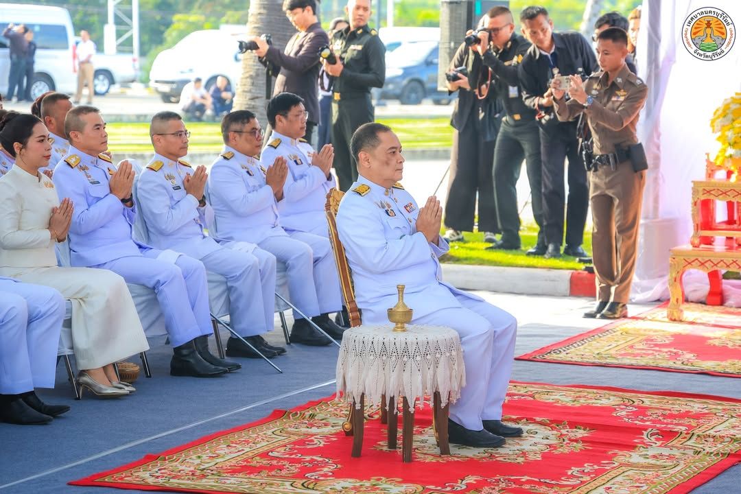 รองนายกเทศมนตรีนครบุรีรัมย์ ร่วมพิธีสวดพระพุทธมนต์และทำบุญตักบาตรถวายพระราชกุศล เนื่องในวันนวมินทรมหาราช ภาพที่ 8