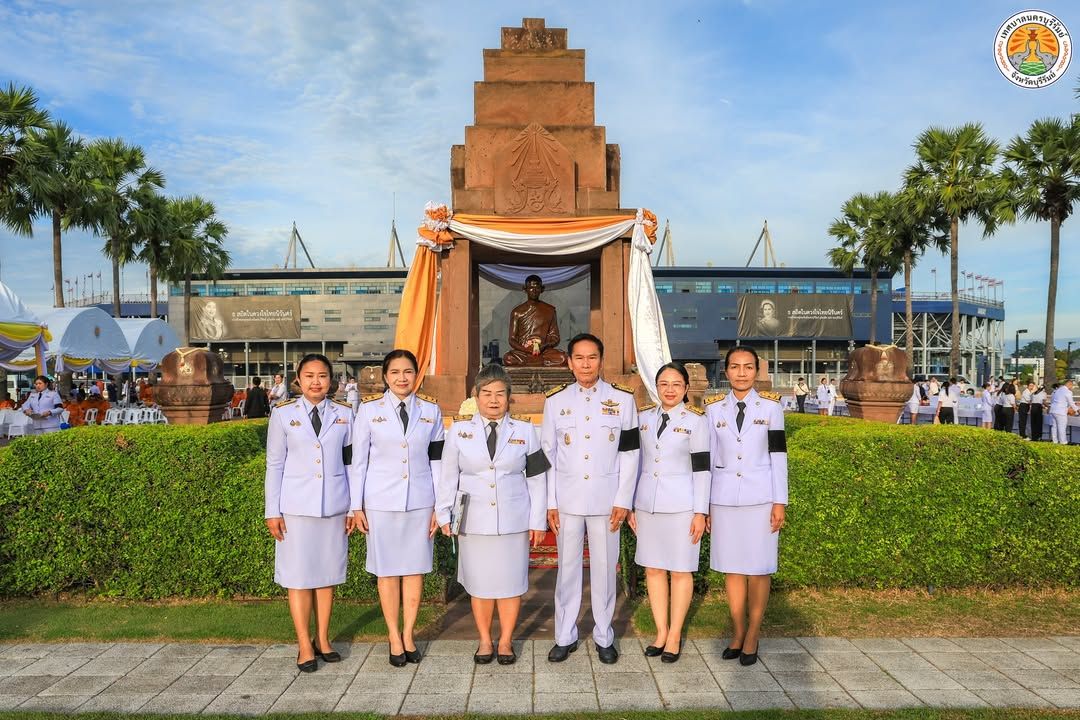 รองนายกเทศมนตรีนครบุรีรัมย์ ร่วมพิธีสวดพระพุทธมนต์และทำบุญตักบาตรถวายพระราชกุศล เนื่องในวันนวมินทรมหาราช ภาพที่ 9