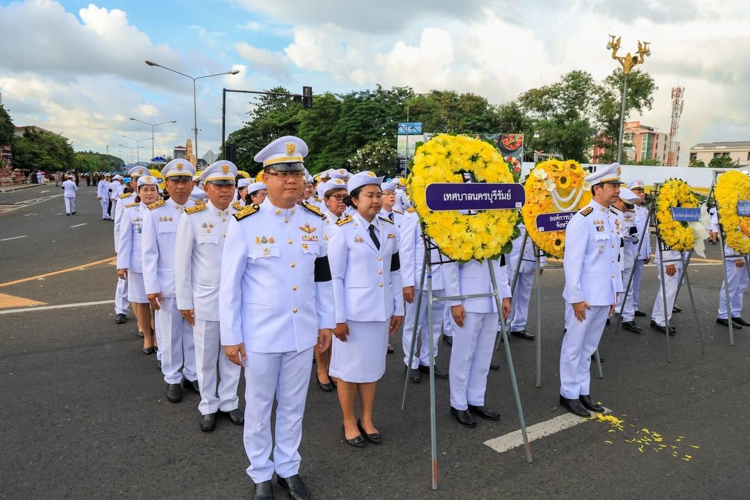 นายกเทศมนตรีนครบุรีรัมย์นำคณะผู้บริหารและสมาชิกสภาเทศบาลฯ ร่วมพิธีวางพวงมาลาและถวายบังคมเนื่องในวันนวมินทรมหาราช ภาพที่ 10