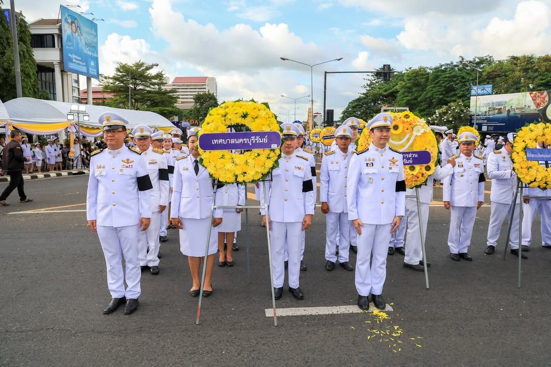 นายกเทศมนตรีนครบุรีรัมย์นำคณะผู้บริหารและสมาชิกสภาเทศบาลฯ ร่วมพิธีวางพวงมาลาและถวายบังคมเนื่องในวันนวมินทรมหาราช ภาพที่ 11