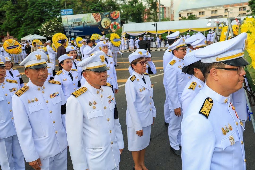 นายกเทศมนตรีนครบุรีรัมย์นำคณะผู้บริหารและสมาชิกสภาเทศบาลฯ ร่วมพิธีวางพวงมาลาและถวายบังคมเนื่องในวันนวมินทรมหาราช ภาพที่ 12