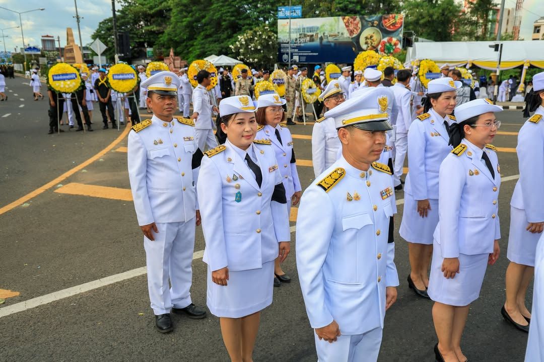 นายกเทศมนตรีนครบุรีรัมย์นำคณะผู้บริหารและสมาชิกสภาเทศบาลฯ ร่วมพิธีวางพวงมาลาและถวายบังคมเนื่องในวันนวมินทรมหาราช ภาพที่ 13