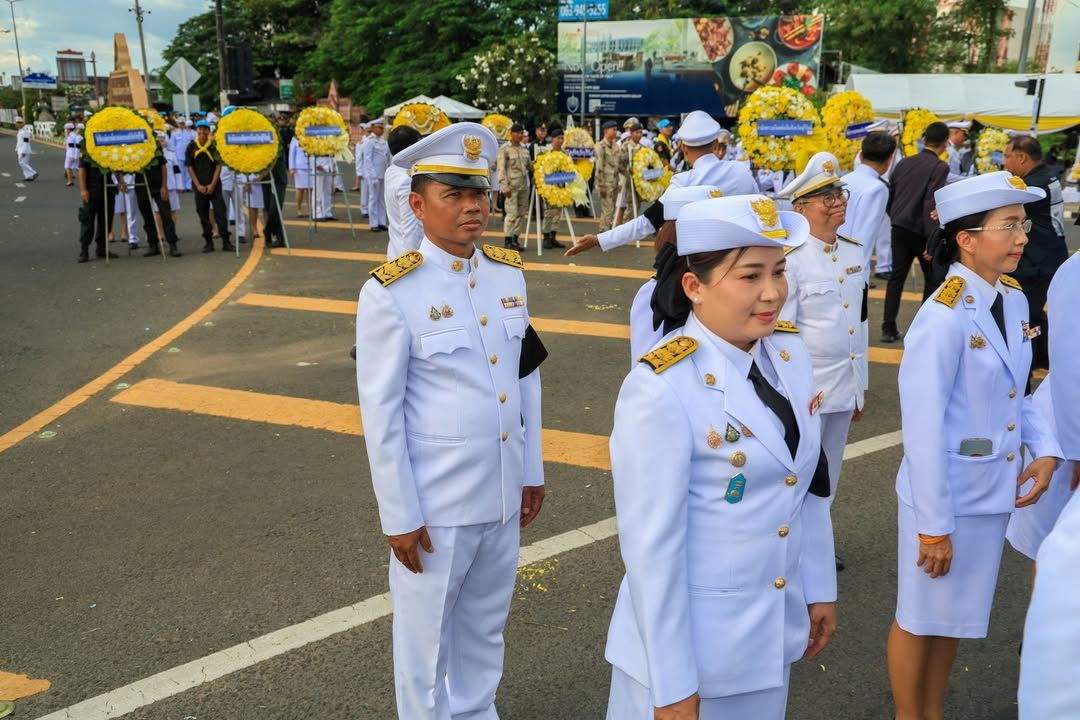 นายกเทศมนตรีนครบุรีรัมย์นำคณะผู้บริหารและสมาชิกสภาเทศบาลฯ ร่วมพิธีวางพวงมาลาและถวายบังคมเนื่องในวันนวมินทรมหาราช ภาพที่ 14