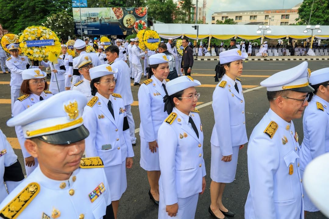 นายกเทศมนตรีนครบุรีรัมย์นำคณะผู้บริหารและสมาชิกสภาเทศบาลฯ ร่วมพิธีวางพวงมาลาและถวายบังคมเนื่องในวันนวมินทรมหาราช ภาพที่ 15