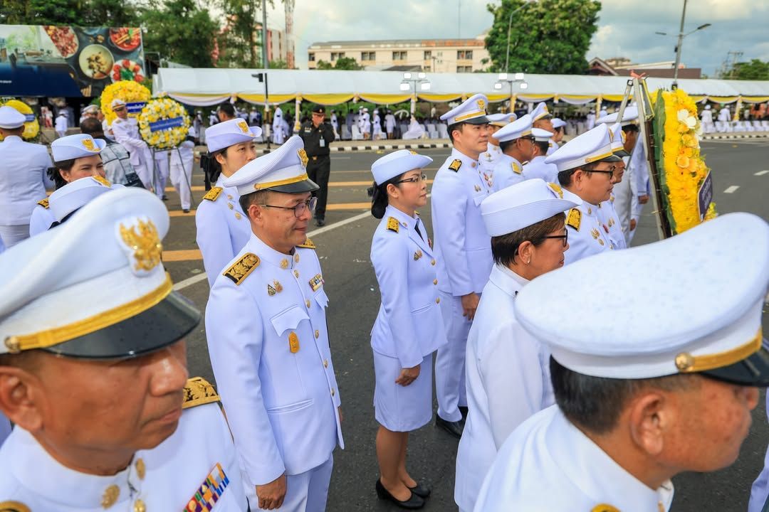 นายกเทศมนตรีนครบุรีรัมย์นำคณะผู้บริหารและสมาชิกสภาเทศบาลฯ ร่วมพิธีวางพวงมาลาและถวายบังคมเนื่องในวันนวมินทรมหาราช ภาพที่ 17