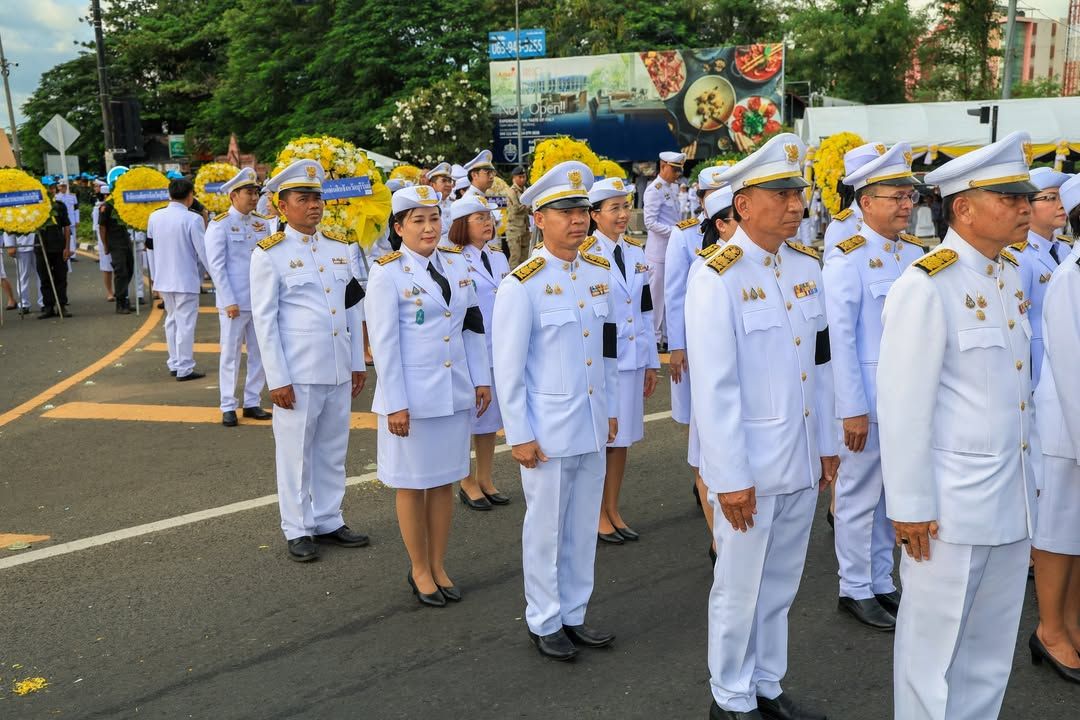 นายกเทศมนตรีนครบุรีรัมย์นำคณะผู้บริหารและสมาชิกสภาเทศบาลฯ ร่วมพิธีวางพวงมาลาและถวายบังคมเนื่องในวันนวมินทรมหาราช ภาพที่ 19