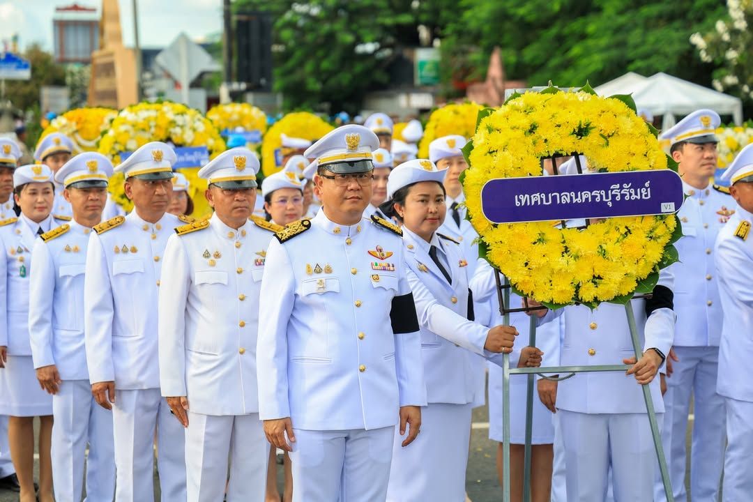 นายกเทศมนตรีนครบุรีรัมย์นำคณะผู้บริหารและสมาชิกสภาเทศบาลฯ ร่วมพิธีวางพวงมาลาและถวายบังคมเนื่องในวันนวมินทรมหาราช ภาพที่ 2