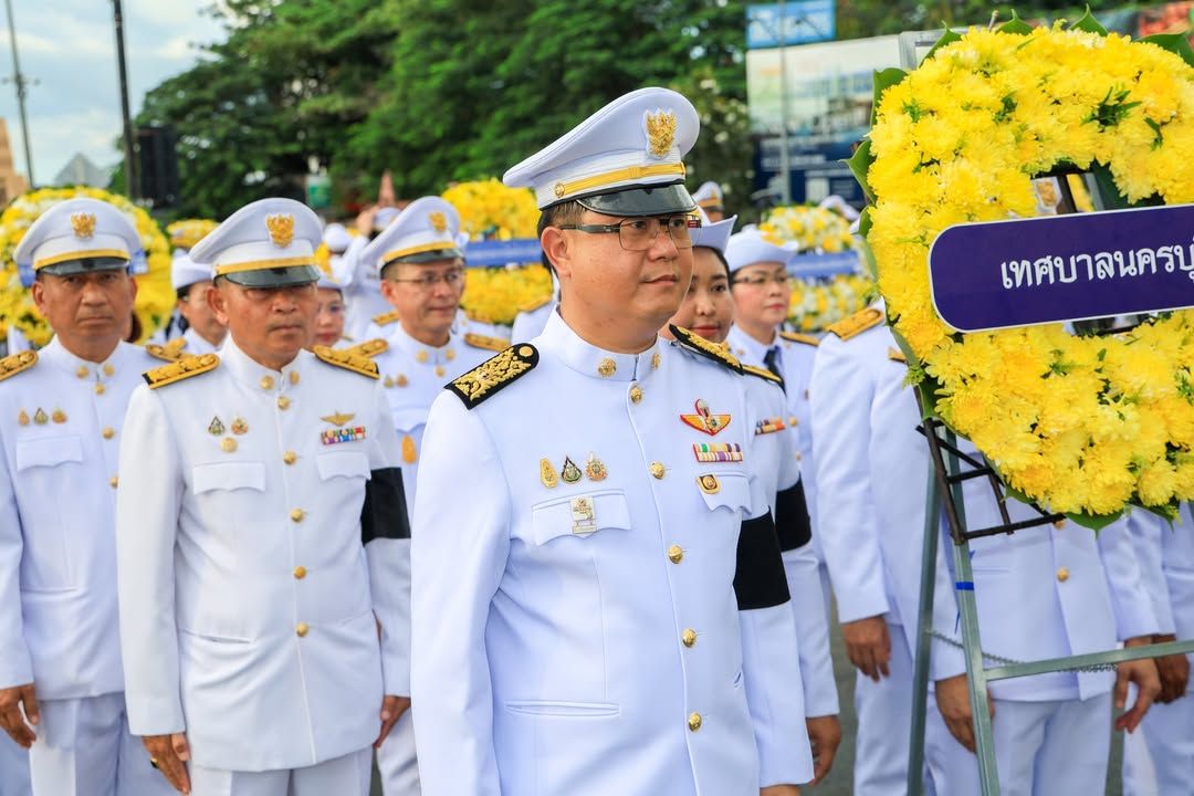 นายกเทศมนตรีนครบุรีรัมย์นำคณะผู้บริหารและสมาชิกสภาเทศบาลฯ ร่วมพิธีวางพวงมาลาและถวายบังคมเนื่องในวันนวมินทรมหาราช ภาพที่ 20