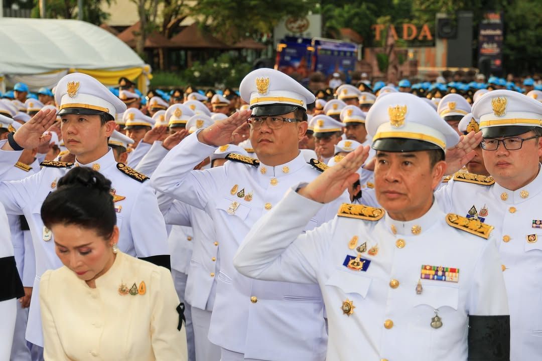 นายกเทศมนตรีนครบุรีรัมย์นำคณะผู้บริหารและสมาชิกสภาเทศบาลฯ ร่วมพิธีวางพวงมาลาและถวายบังคมเนื่องในวันนวมินทรมหาราช ภาพที่ 5