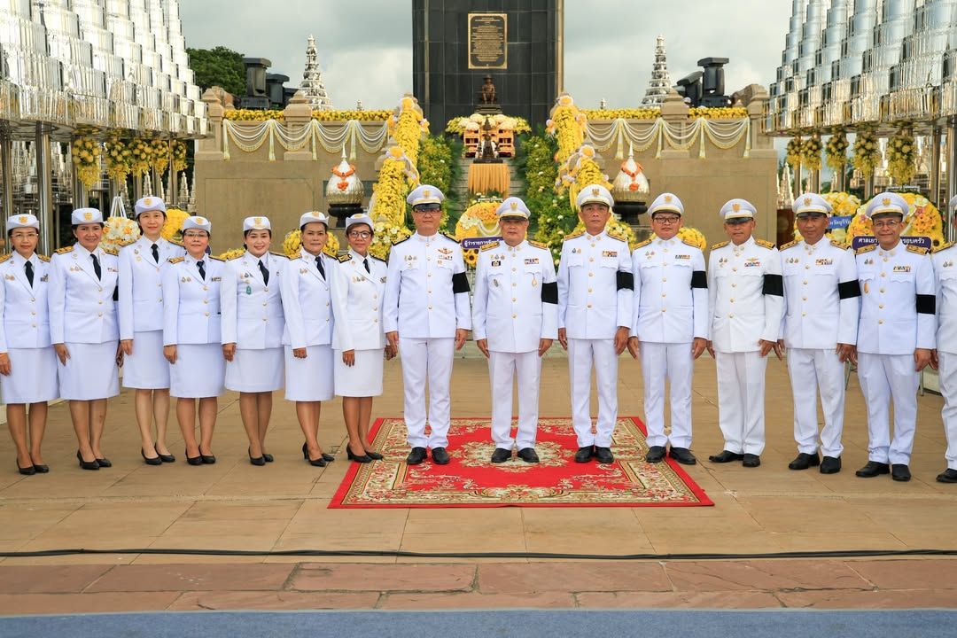 นายกเทศมนตรีนครบุรีรัมย์นำคณะผู้บริหารและสมาชิกสภาเทศบาลฯ ร่วมพิธีวางพวงมาลาและถวายบังคมเนื่องในวันนวมินทรมหาราช ภาพที่ 8