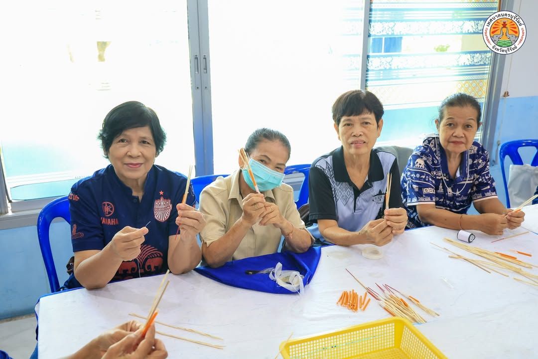เทศบาลนครบุรีรัมย์จัดทำดอกไม้จันทน์สำหรับงานพระราชพิธีถวายพระเพลิงพระบรมศพ สมเด็จพระนางเจ้าสิริกิติ์ พระบรมราชินีนาถ พระ ภาพที่ 12