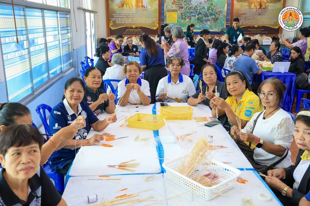 เทศบาลนครบุรีรัมย์จัดทำดอกไม้จันทน์สำหรับงานพระราชพิธีถวายพระเพลิงพระบรมศพ สมเด็จพระนางเจ้าสิริกิติ์ พระบรมราชินีนาถ พระ ภาพที่ 13