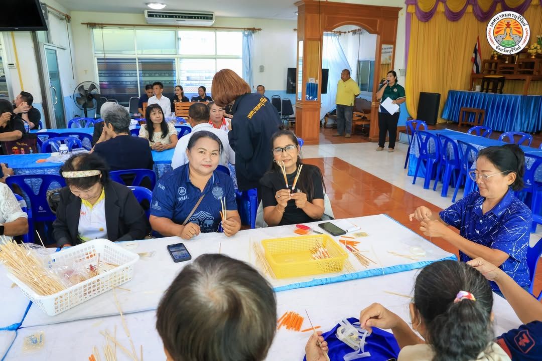 เทศบาลนครบุรีรัมย์จัดทำดอกไม้จันทน์สำหรับงานพระราชพิธีถวายพระเพลิงพระบรมศพ สมเด็จพระนางเจ้าสิริกิติ์ พระบรมราชินีนาถ พระ ภาพที่ 14
