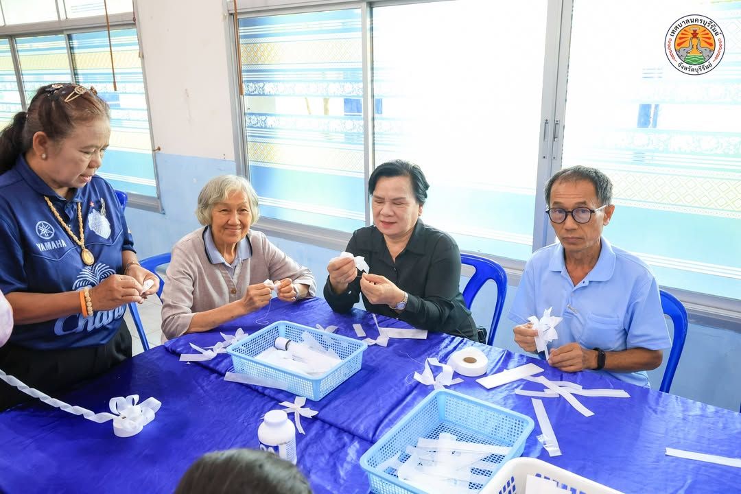 เทศบาลนครบุรีรัมย์จัดทำดอกไม้จันทน์สำหรับงานพระราชพิธีถวายพระเพลิงพระบรมศพ สมเด็จพระนางเจ้าสิริกิติ์ พระบรมราชินีนาถ พระ ภาพที่ 17