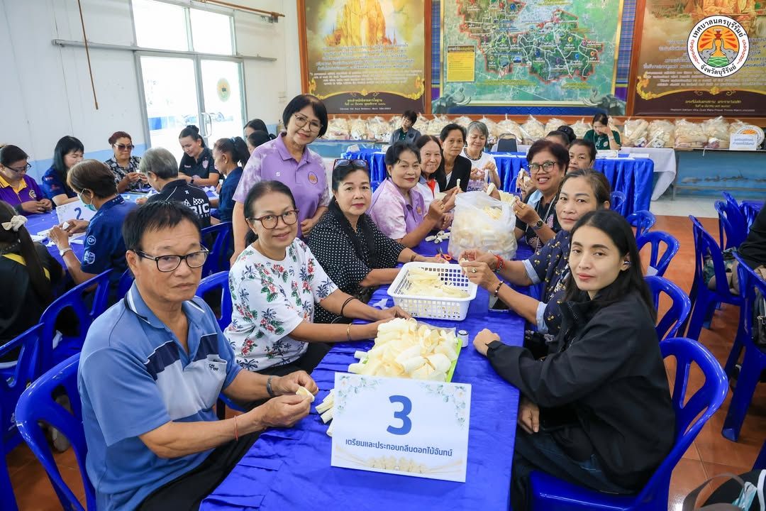 เทศบาลนครบุรีรัมย์จัดทำดอกไม้จันทน์สำหรับงานพระราชพิธีถวายพระเพลิงพระบรมศพ สมเด็จพระนางเจ้าสิริกิติ์ พระบรมราชินีนาถ พระ ภาพที่ 18