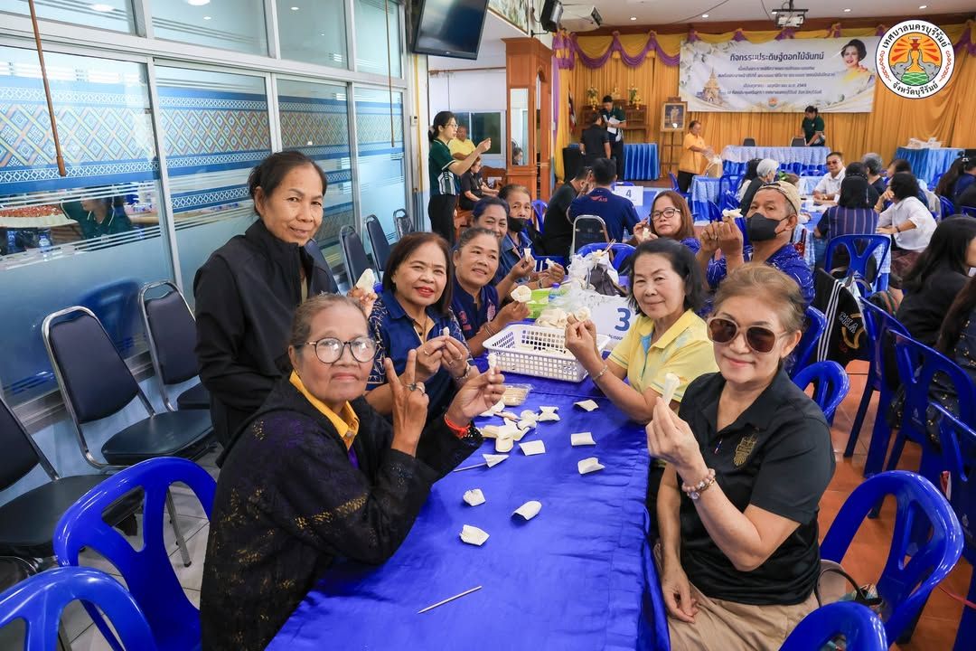 เทศบาลนครบุรีรัมย์จัดทำดอกไม้จันทน์สำหรับงานพระราชพิธีถวายพระเพลิงพระบรมศพ สมเด็จพระนางเจ้าสิริกิติ์ พระบรมราชินีนาถ พระ ภาพที่ 19