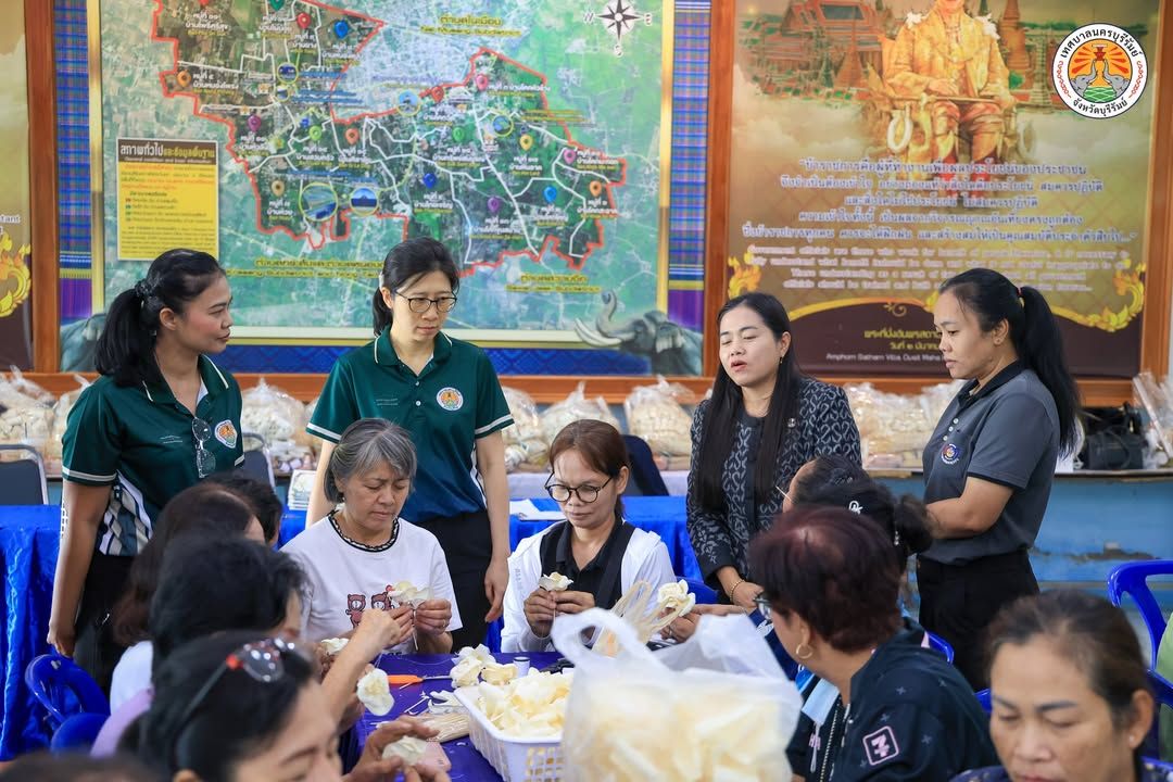 เทศบาลนครบุรีรัมย์จัดทำดอกไม้จันทน์สำหรับงานพระราชพิธีถวายพระเพลิงพระบรมศพ สมเด็จพระนางเจ้าสิริกิติ์ พระบรมราชินีนาถ พระ ภาพที่ 5