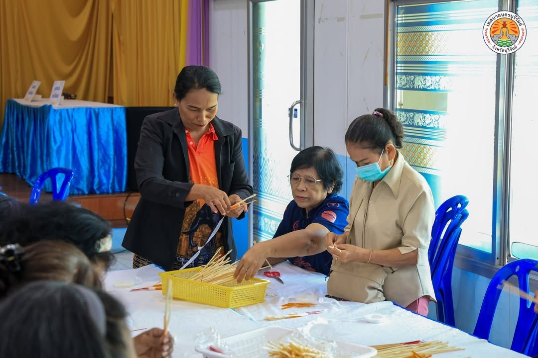 เทศบาลนครบุรีรัมย์จัดทำดอกไม้จันทน์สำหรับงานพระราชพิธีถวายพระเพลิงพระบรมศพ สมเด็จพระนางเจ้าสิริกิติ์ พระบรมราชินีนาถ พระ ภาพที่ 7