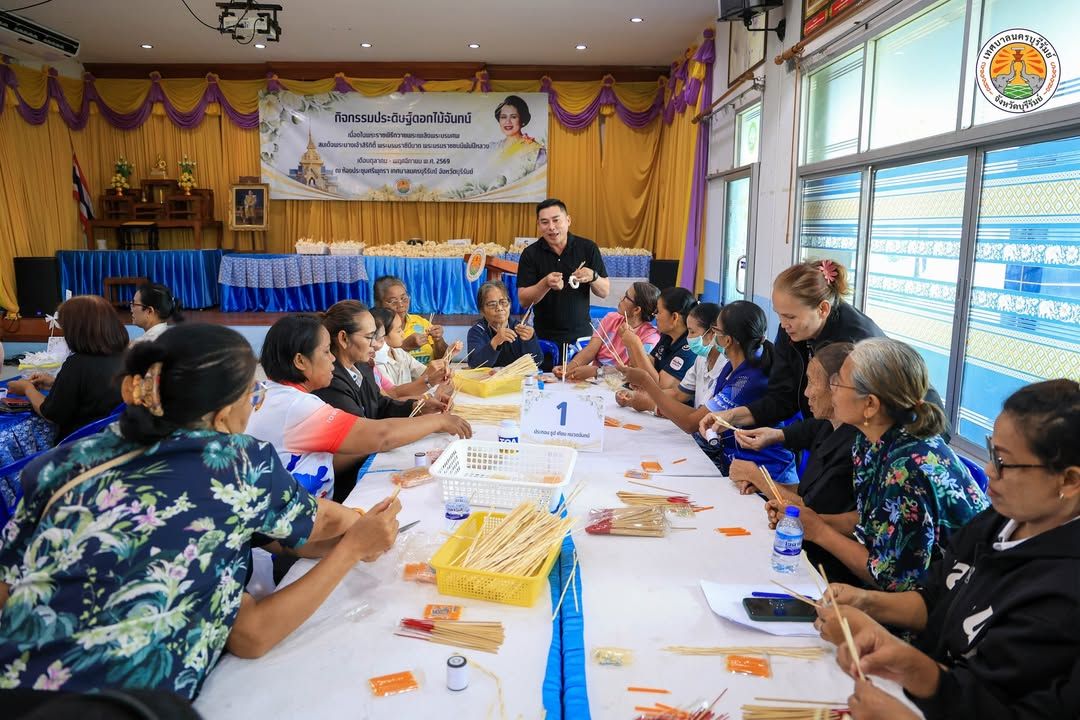 เทศบาลนครบุรีรัมย์จัดทำดอกไม้จันทน์สำหรับงานพระราชพิธีถวายพระเพลิงพระบรมศพ สมเด็จพระนางเจ้าสิริกิติ์ พระบรมราชินีนาถ พระ ภาพที่ 14
