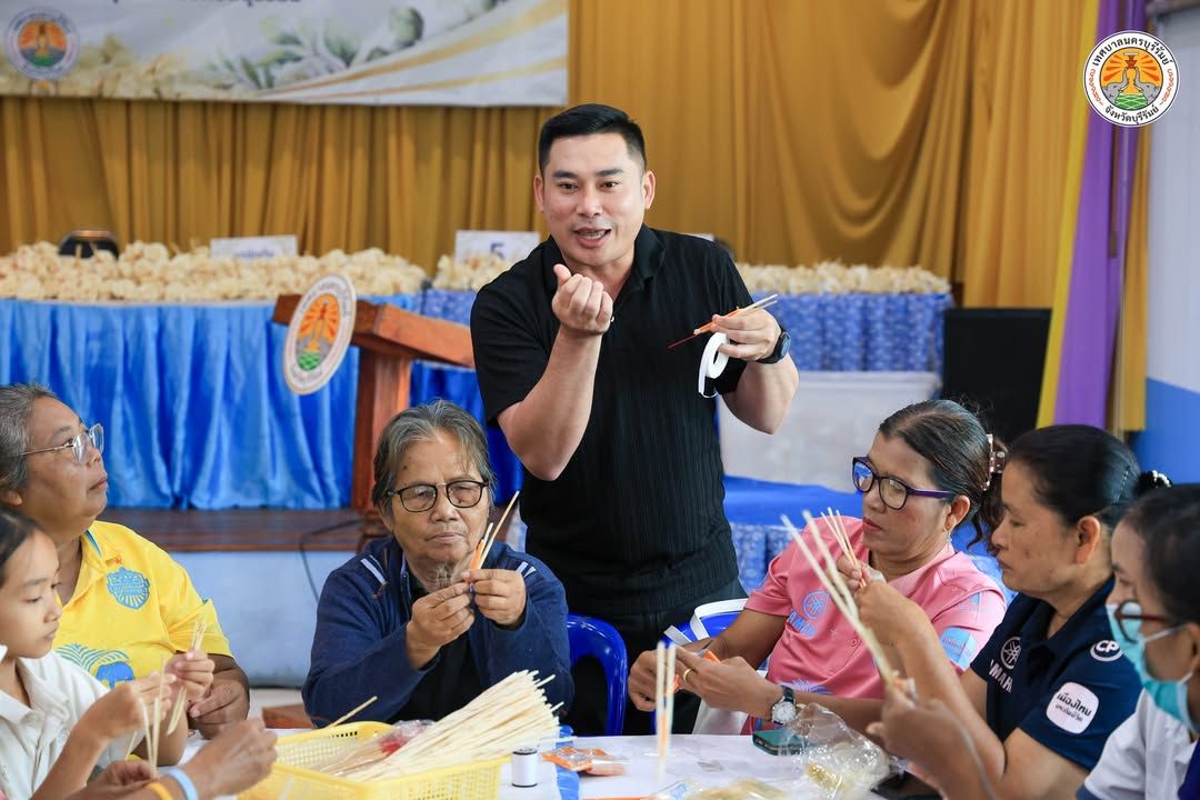 เทศบาลนครบุรีรัมย์จัดทำดอกไม้จันทน์สำหรับงานพระราชพิธีถวายพระเพลิงพระบรมศพ สมเด็จพระนางเจ้าสิริกิติ์ พระบรมราชินีนาถ พระ ภาพที่ 15