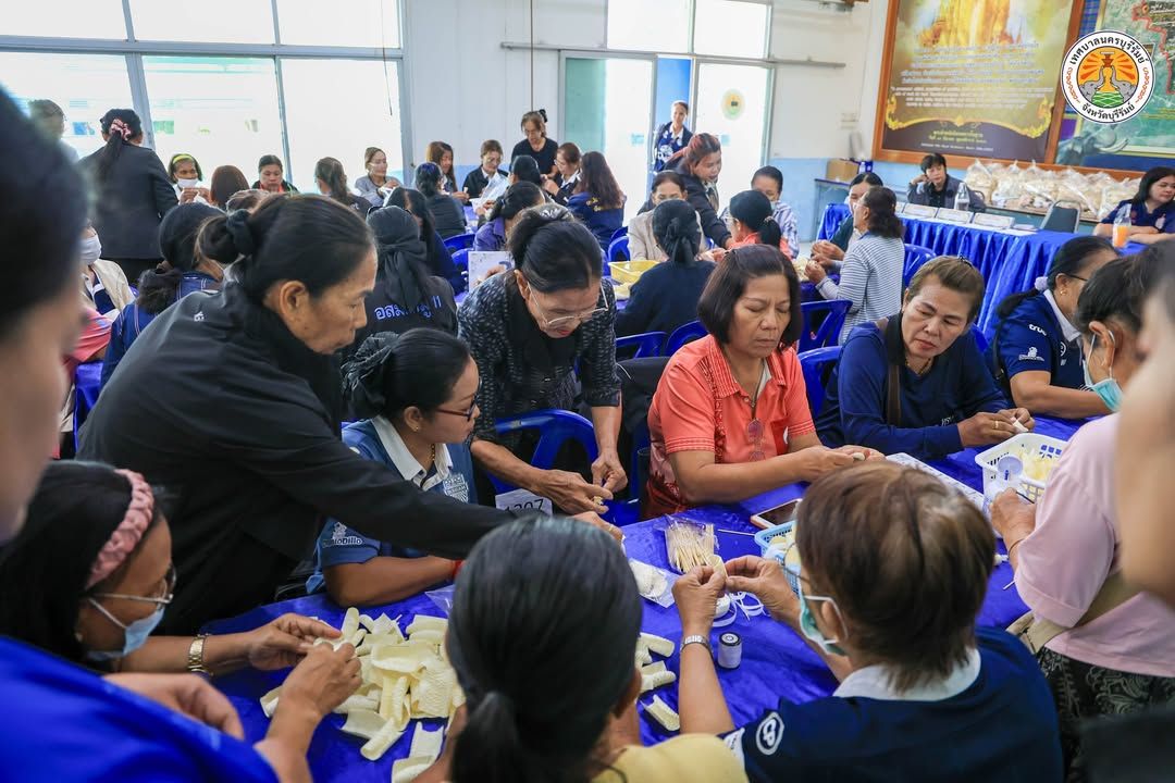 เทศบาลนครบุรีรัมย์จัดทำดอกไม้จันทน์สำหรับงานพระราชพิธีถวายพระเพลิงพระบรมศพ สมเด็จพระนางเจ้าสิริกิติ์ พระบรมราชินีนาถ พระ ภาพที่ 16