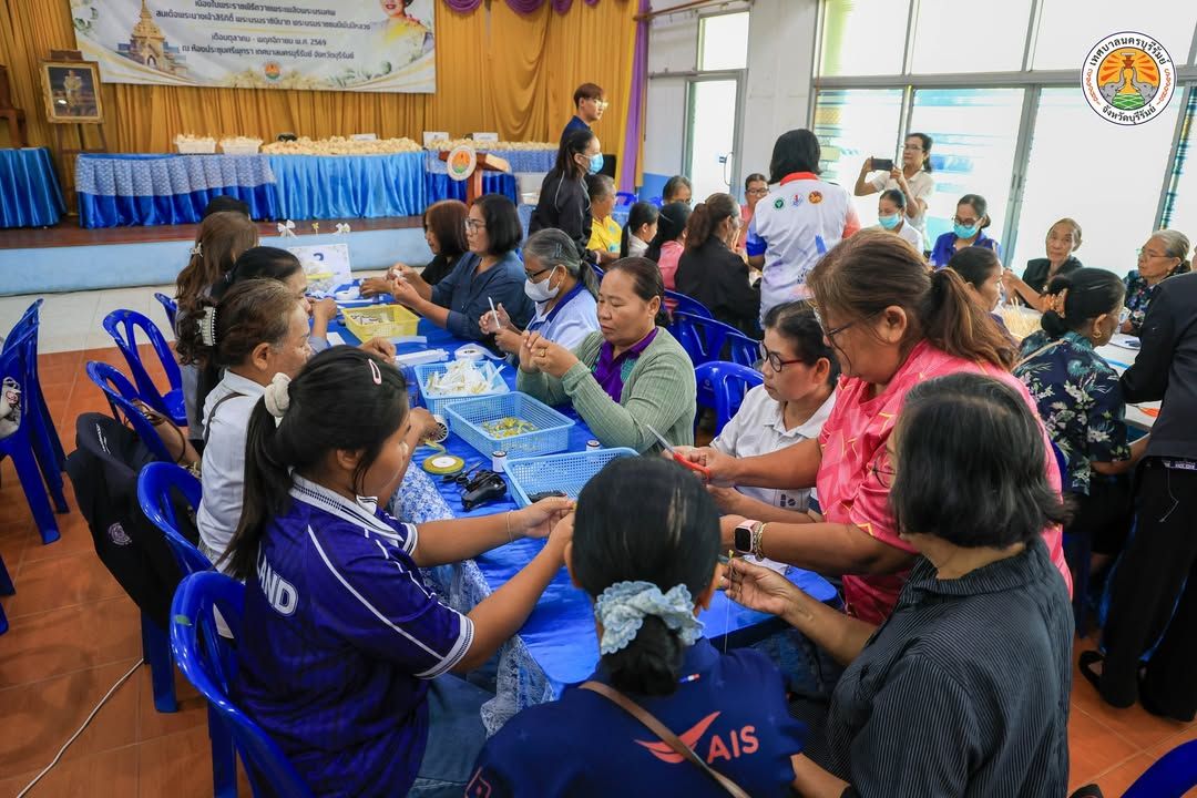 เทศบาลนครบุรีรัมย์จัดทำดอกไม้จันทน์สำหรับงานพระราชพิธีถวายพระเพลิงพระบรมศพ สมเด็จพระนางเจ้าสิริกิติ์ พระบรมราชินีนาถ พระ ภาพที่ 17