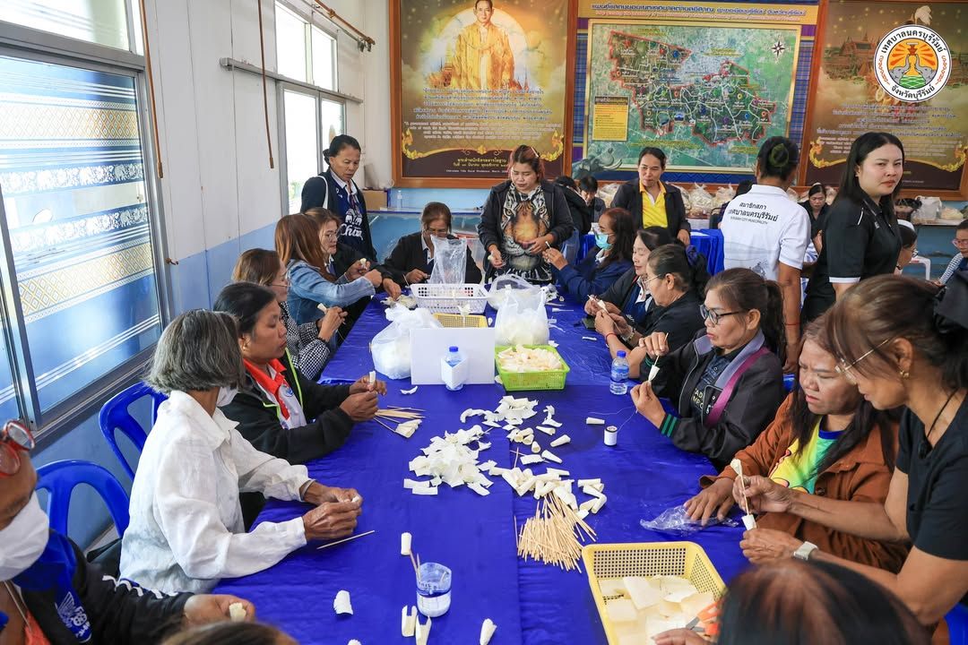 เทศบาลนครบุรีรัมย์จัดทำดอกไม้จันทน์สำหรับงานพระราชพิธีถวายพระเพลิงพระบรมศพ สมเด็จพระนางเจ้าสิริกิติ์ พระบรมราชินีนาถ พระ ภาพที่ 19