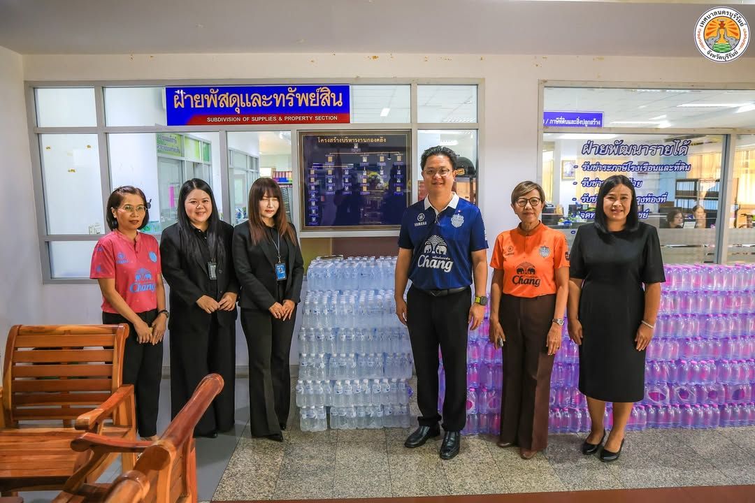 นายกเทศมนตรีนครบุรีรัมย์ รับมอบน้ำดื่มจากธนาคารออมสิน ธนาคารกรุงไทย และธนาคารเพื่อการเกษตรและสหกรณ์การเกษตร เพื่อใช้ในงา ภาพที่ 7