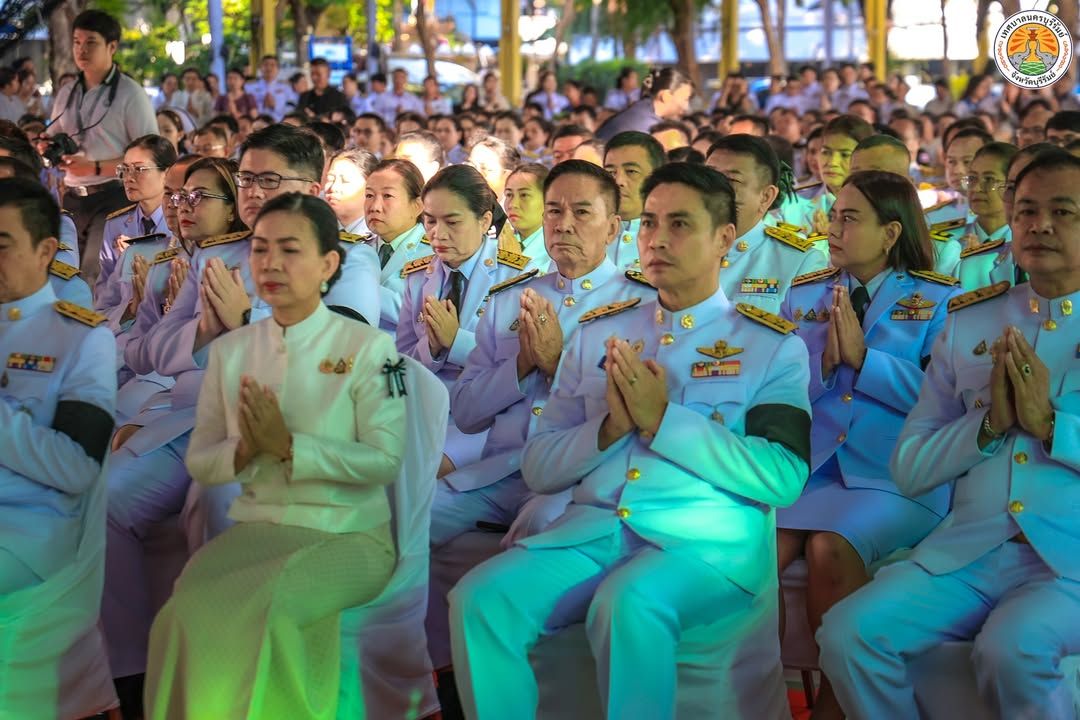 รองนายกเทศมนตรีนครบุรีรัมย์ ร่วมพิธีสวดพระพุทธมนต์และทำบุญตักบาตรถวายพระราชกุศล เนื่องในวันปิยมหาราช ภาพที่ 10