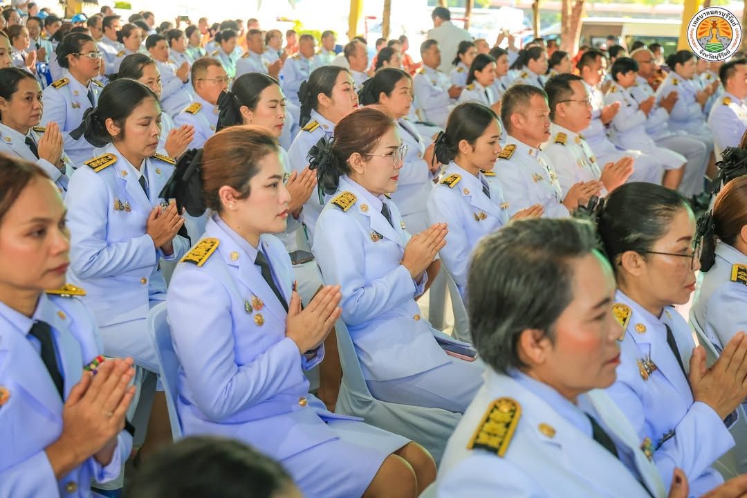 รองนายกเทศมนตรีนครบุรีรัมย์ ร่วมพิธีสวดพระพุทธมนต์และทำบุญตักบาตรถวายพระราชกุศล เนื่องในวันปิยมหาราช ภาพที่ 11