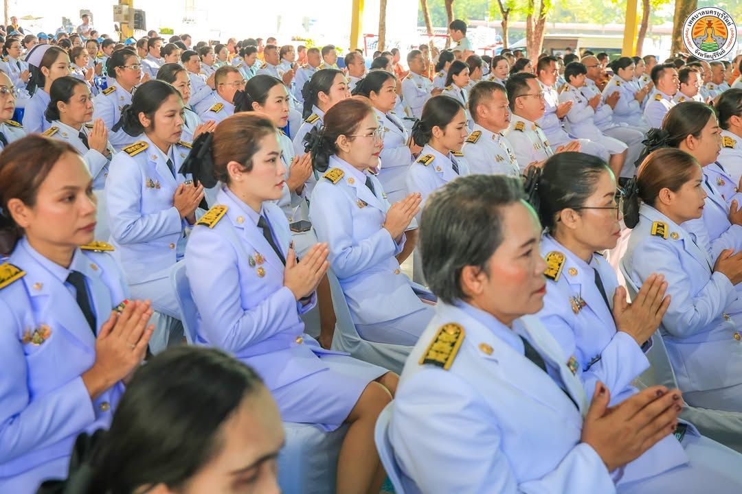 รองนายกเทศมนตรีนครบุรีรัมย์ ร่วมพิธีสวดพระพุทธมนต์และทำบุญตักบาตรถวายพระราชกุศล เนื่องในวันปิยมหาราช ภาพที่ 12